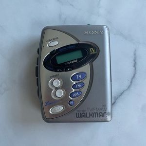 Sony Walkman WM-FX277 AM/FM TV tuner portable cassette player works great